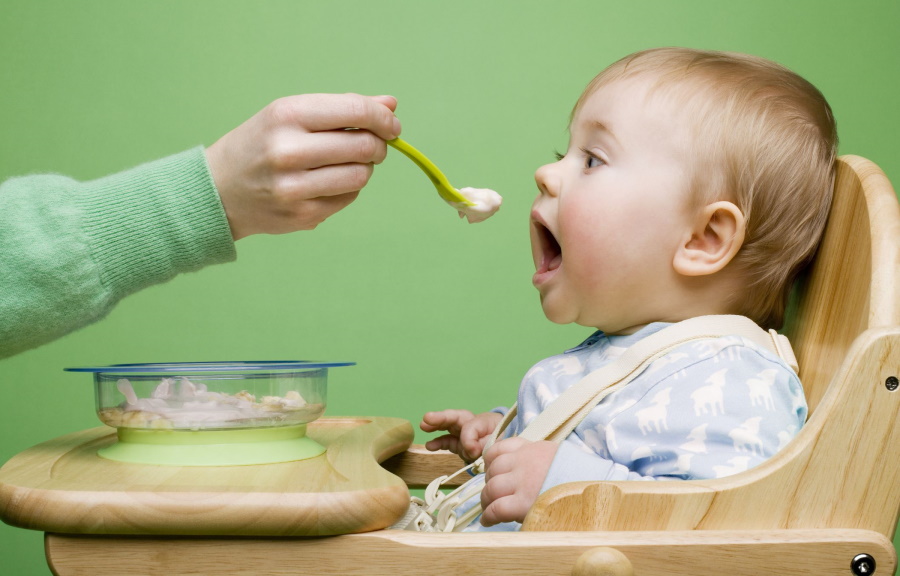 Посуд як інструмент: як заохотити малюка до самостійного прийому їжі
