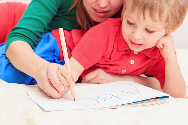 Як навчити дитину писати і в скільки років варто почати?